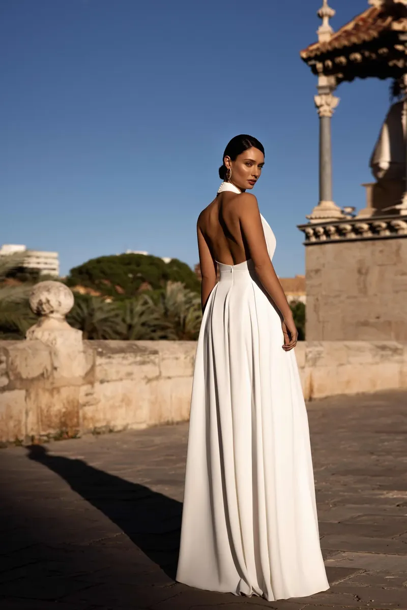 Combinaison pantalon Séléstia Tess dos nu sur une terrasse en bord de mer