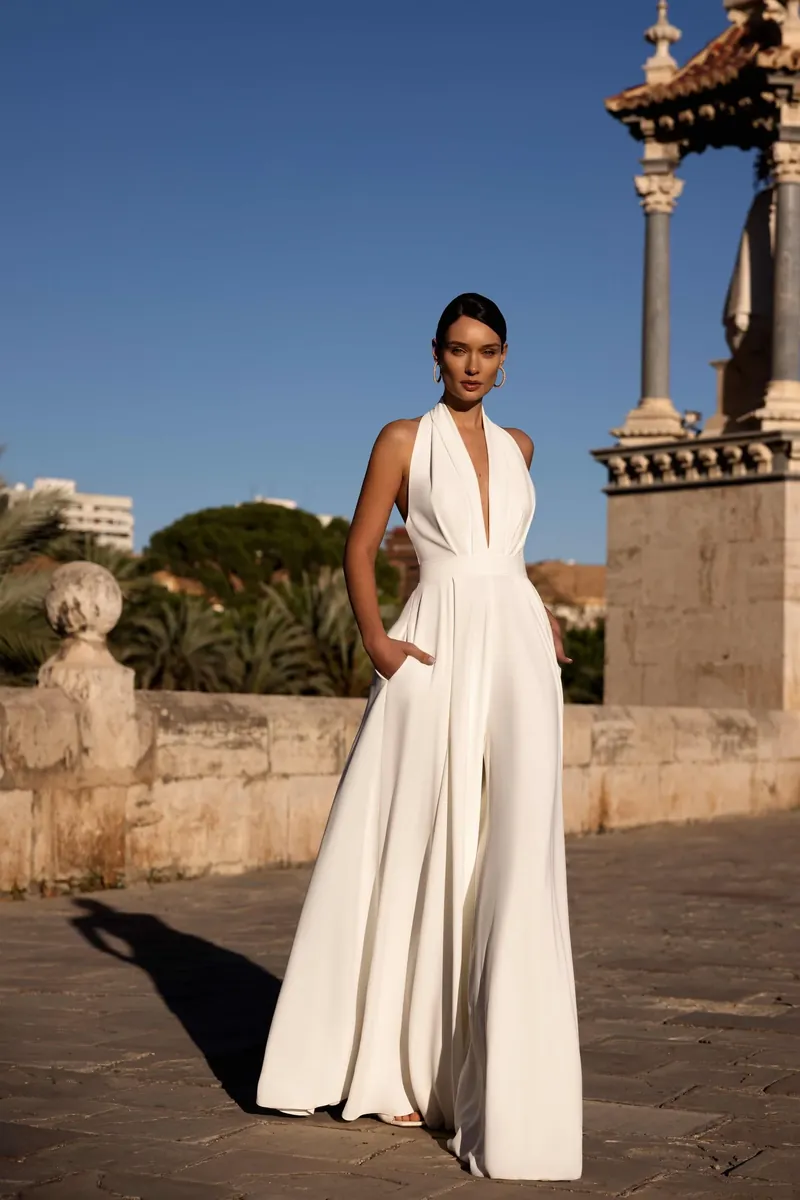 Combinaison pantalon de mariée à col licou, vue de face