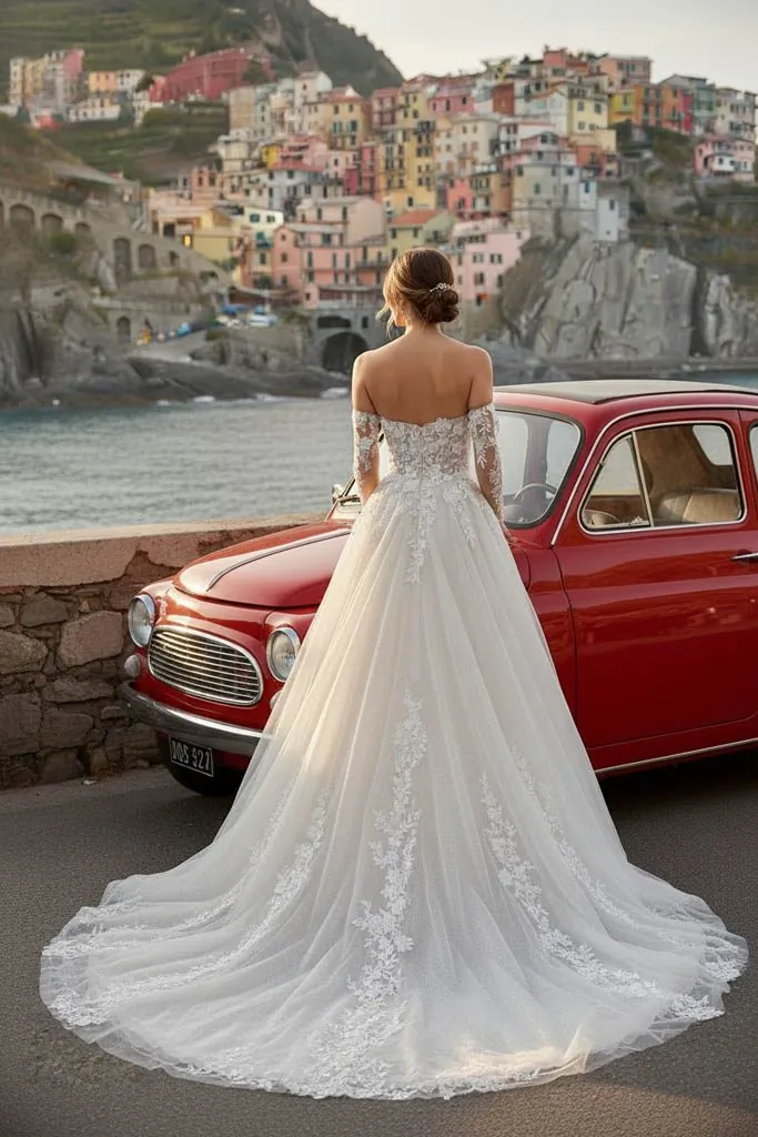 Robe Paul & Nathalie 27PN15 en tulle et dentelle devant une voiture rouge ancienne, vue de dos