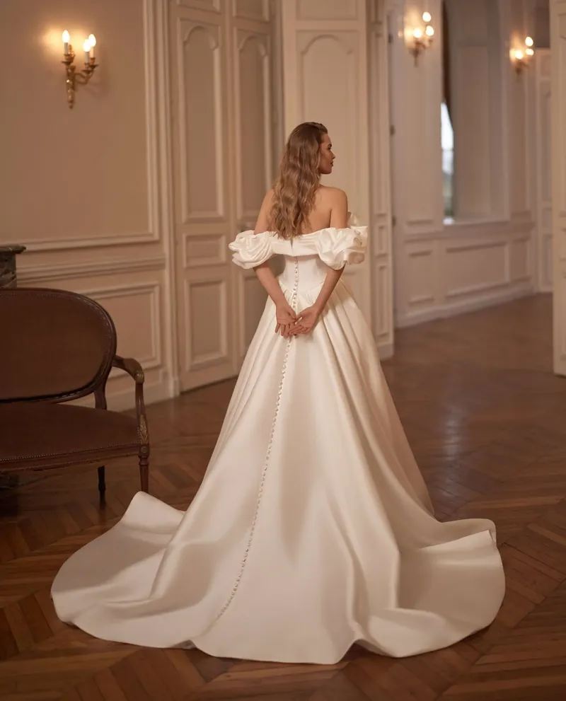 Robe Séléstia Ambre en satin à manches bouffantes, salon à boiseries, vue de dos