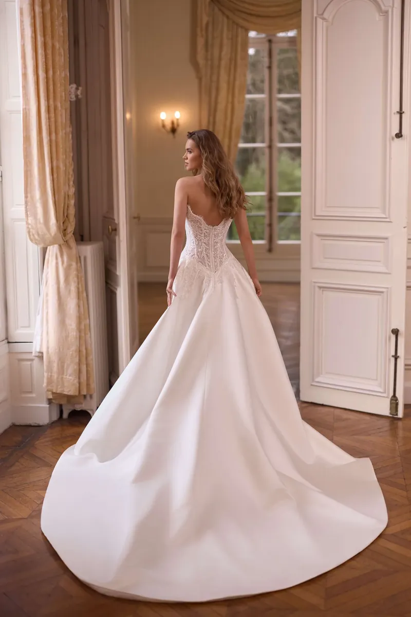 Robe Séléstia Arden, bustier corset en satin et longue traîne, vue de dos