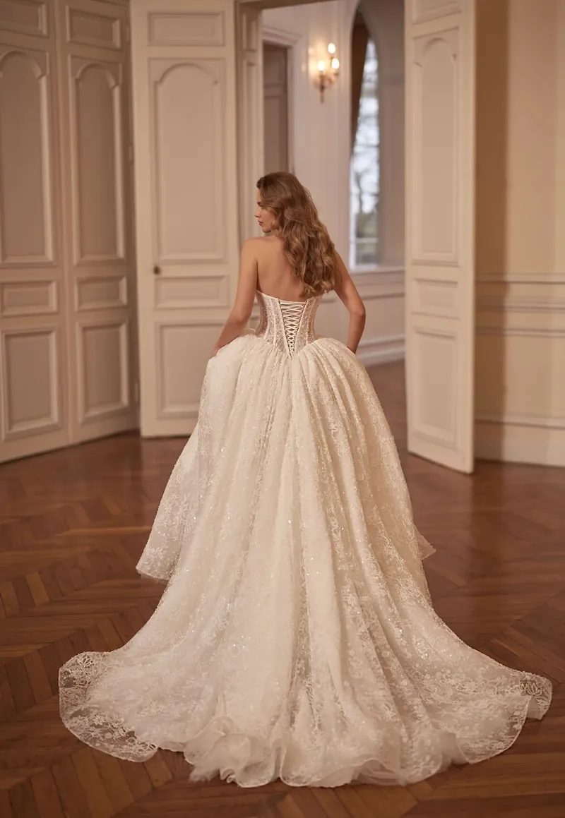 Robe Séléstia Avelia, bustier corset scintillant et jupe volumineuse, vue de dos