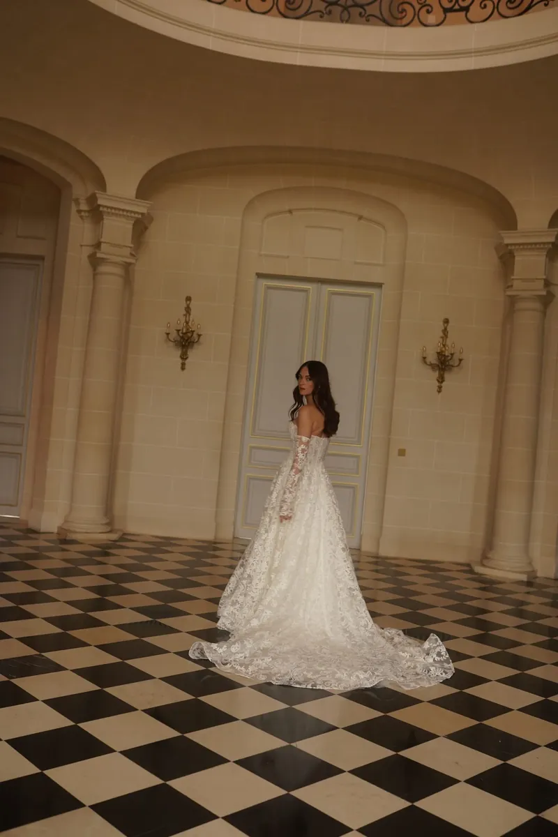 Robe Séléstia Charlotte en dentelle vue de dos, présentée à La Garde
