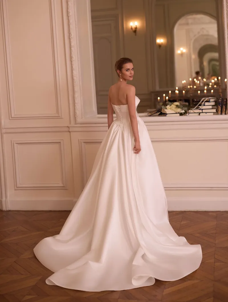 Robe de bal Séléstia Elly en satin dans un salon aux miroirs, vue de dos