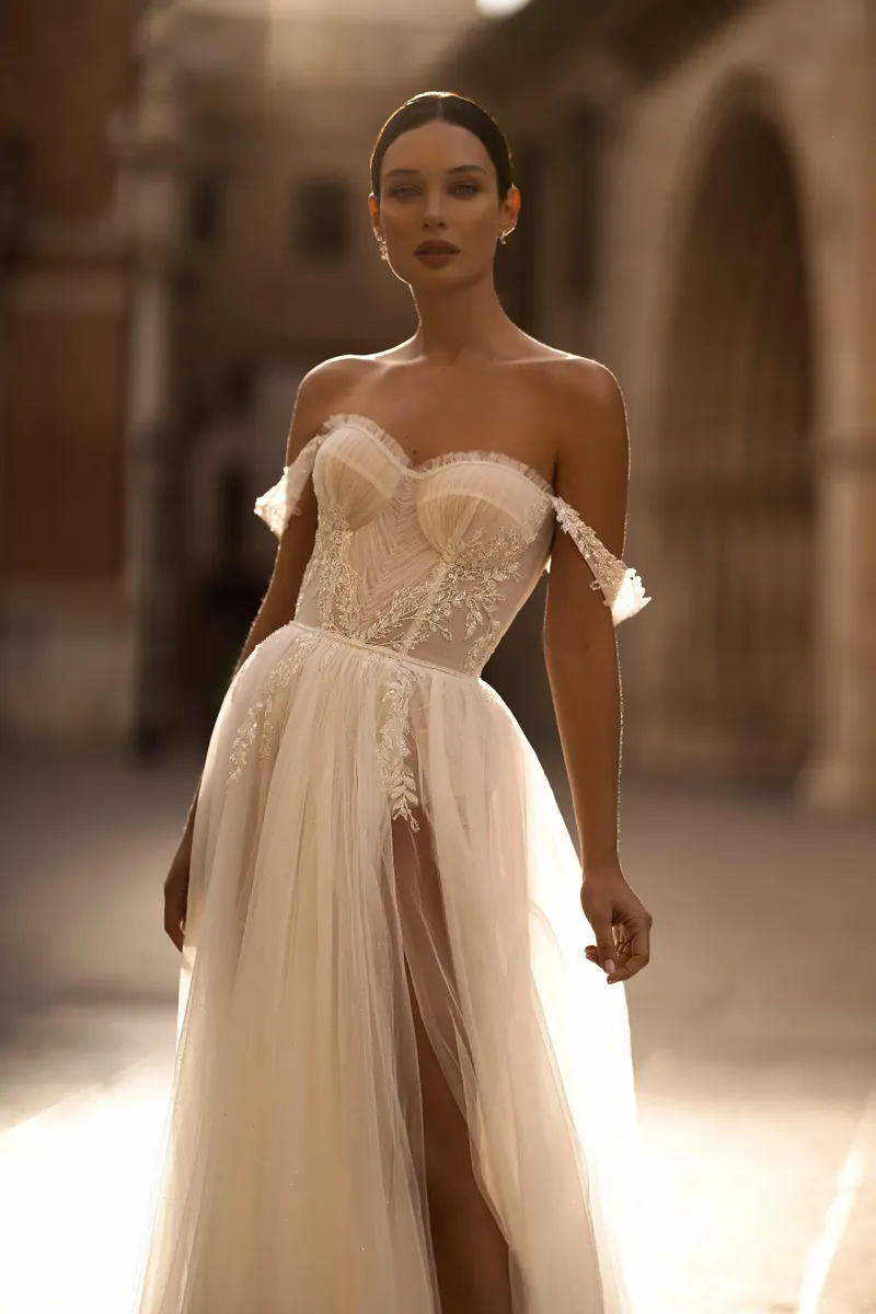 Robe bohème Séléstia Lyra corsetée et fendue, épaules dénudées