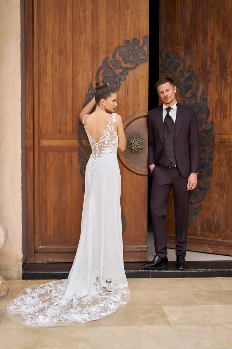 Mariée en robe dos nu et marié en costume bordeaux Madison